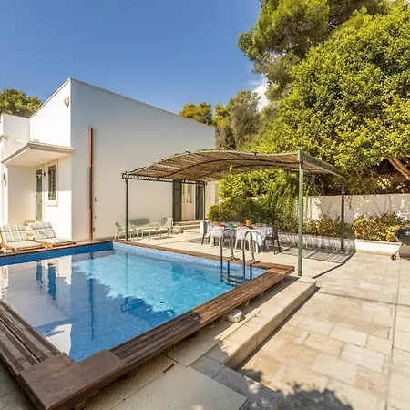 Country Pool House *